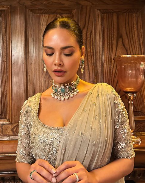 Esha Gupta’s Silver Round Neck Blouse Design